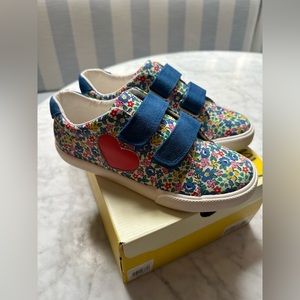 NEW Girls Mini Biden Floral Appliqué Heart Velcro Sneakers size 5.5 European 36